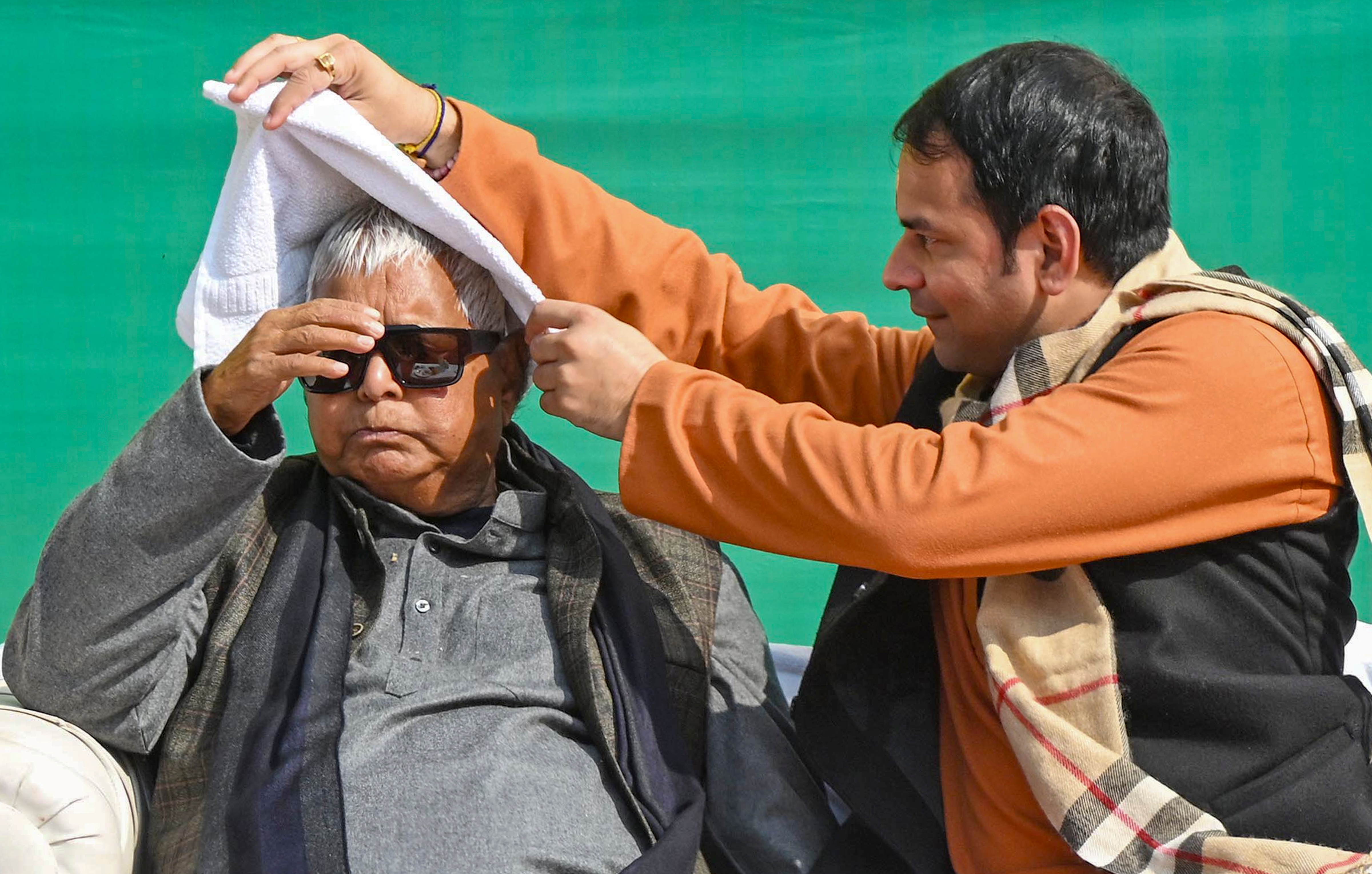 पापा मेरी जान.. पिता को तपिश से बचाते दिखे तेज प्रताप. क्या सियासी तपिश से भी बचा पाएंगे?