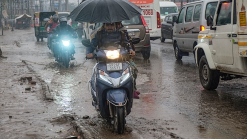 दिल्ली में मौसम का यू-टर्न... गर्मी ने 7 साल का रिकॉर्ड तोड़ा तो 250% तक ज्यादा बरसे बादलों ने किया सराबोर