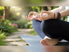 पेट, त्वचा और जोड़ों के लिए फायदेमंद वरुण मुद्रा, जानें अभ्यास करने के फायदे