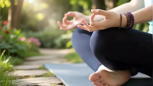 पेट, त्वचा और जोड़ों के लिए फायदेमंद वरुण मुद्रा, जानें अभ्यास करने के फायदे