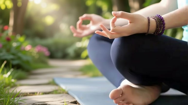 पेट, त्वचा और जोड़ों के लिए फायदेमंद वरुण मुद्रा, जानें अभ्यास करने के फायदे