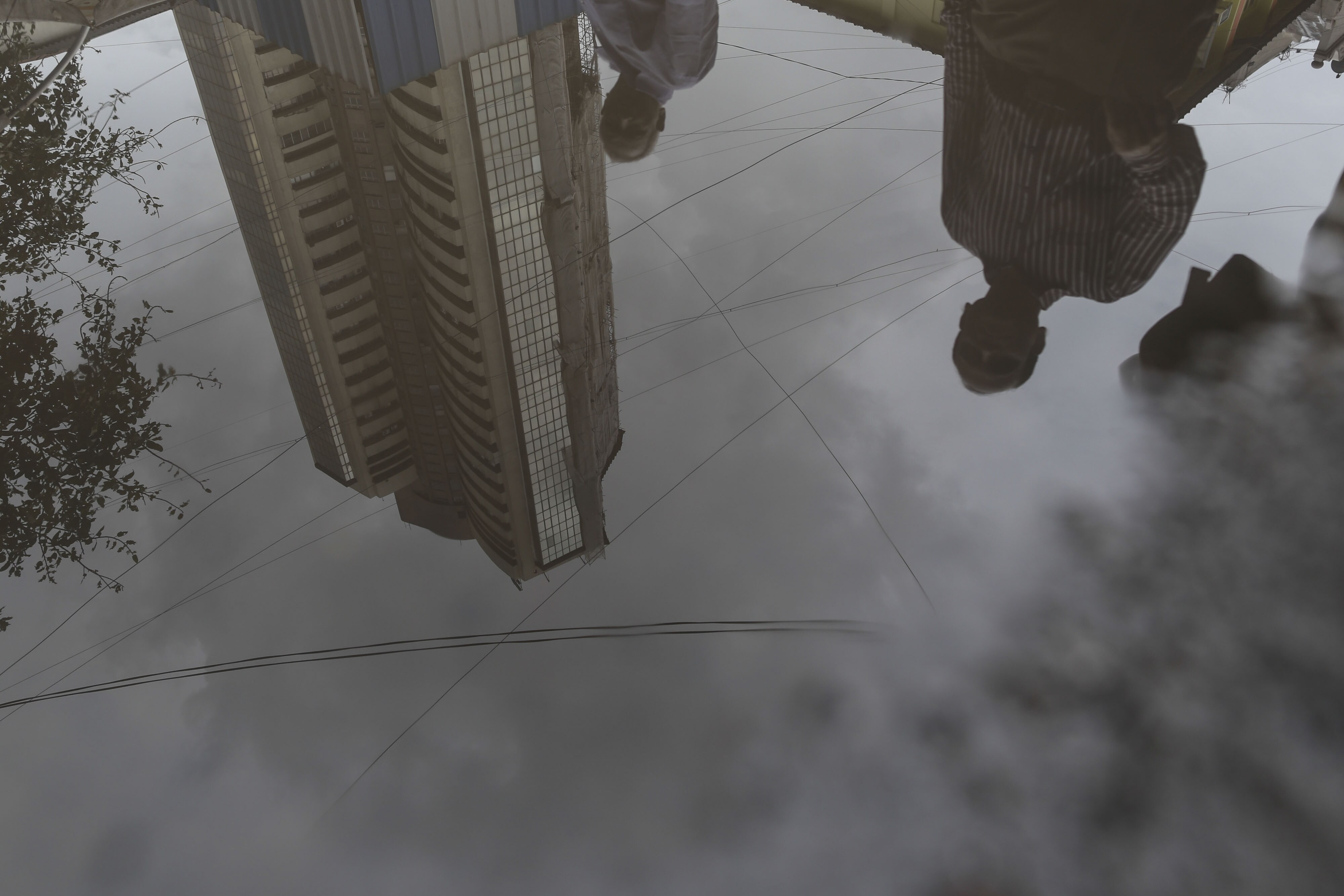 Sensex, Nifty End Mixed After Volatile Trade