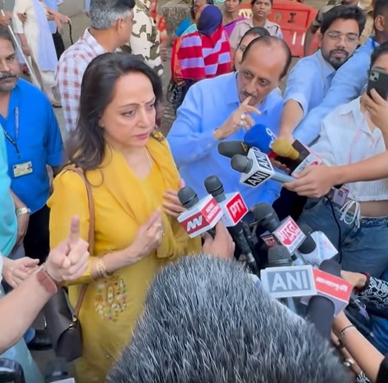 Hema Malini Voting Video: बुजुर्ग ने की शिकायत, खड़ी चुपचाप सुनती रहीं हेमा मालिनी, वीडियो वायरल
