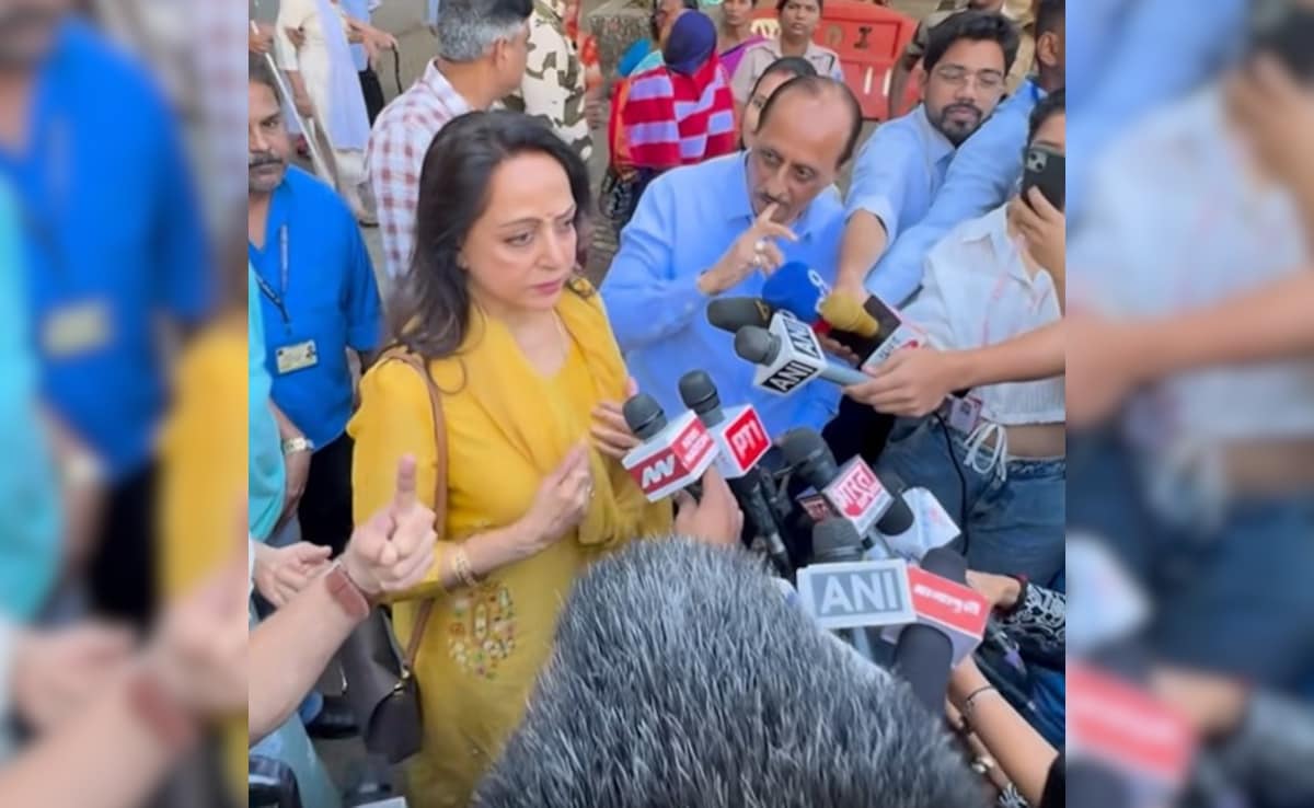 Hema Malini Voting Video: बुजुर्ग ने की शिकायत, खड़ी चुपचाप सुनती रहीं हेमा मालिनी, वीडियो वायरल