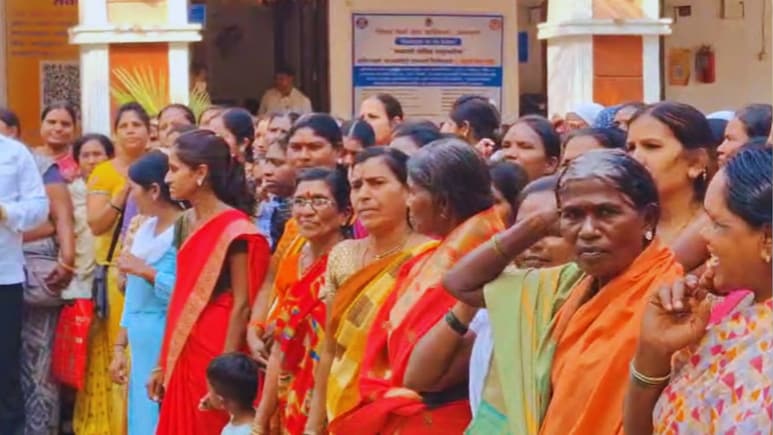 Amravati News : 'लाडक्या बहिणी' झाल्या आक्रमक, हप्ता न मिळाल्याने थेट जिल्हाधिकारी कार्यालयावर धडकल्या