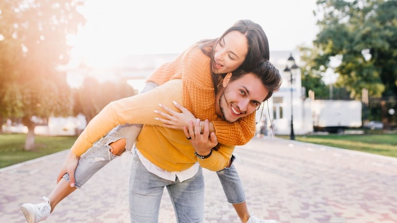 शादी के सालों बाद भी रिश्ते में बना रहेगा नया जैसा स्पार्क और इंटरेस्ट, Relationship Coach ने बताई कमाल की ट्रिक्स