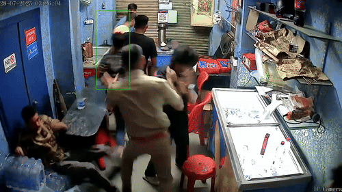 थानाधिकारी ने रेस्टोरेंट के भीतर घुसकर युवकों को पीटा, लात-घूंसे बरसाए और फिर जड़े थप्पड़, वीडियो वायरल