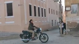 राजस्थान की गलियों में बुलेट चलाते दिखी तापसी पन्नू, खाकी वर्दी और काले चश्मे में लगाए गश्त