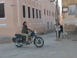 राजस्थान की गलियों में बुलेट चलाते दिखी तपासी पन्नू, खाकी वर्दी और काले चश्मे में लगाए गश्त