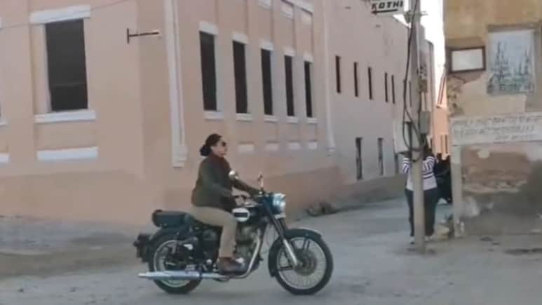 राजस्थान की गलियों में बुलेट चलाते दिखी तापसी पन्नू, खाकी वर्दी और काले चश्मे में लगाए गश्त