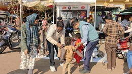 आगर मालवा नगर पालिका परिषद की अनोखी पहल: चलती फिरती नेकी की दीवार बना इन लोगों का सहारा, मिल रही खुशियां&nbsp;