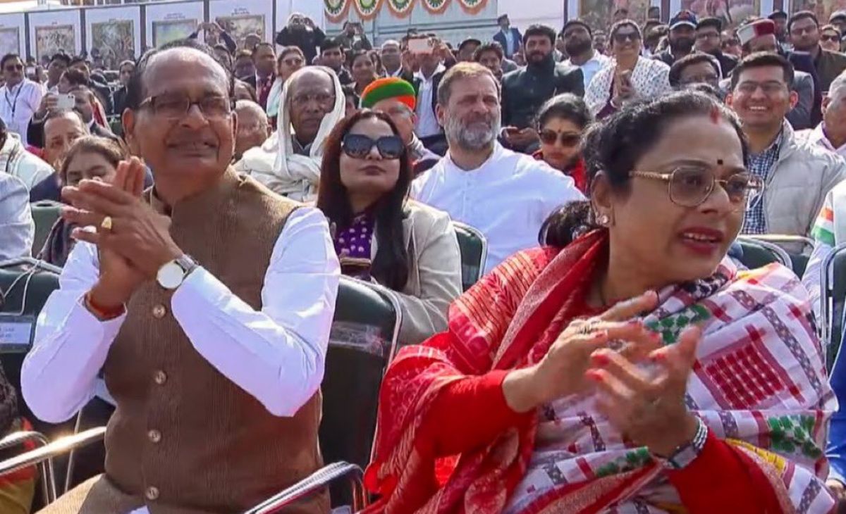 गणतंत्र दिवस परेड में तीसरी लाइन में बैठे राहुल गांधी, आडवाणी की तस्वीर दिखा कांग्रेस नेताओं ने खोला मोर्चा