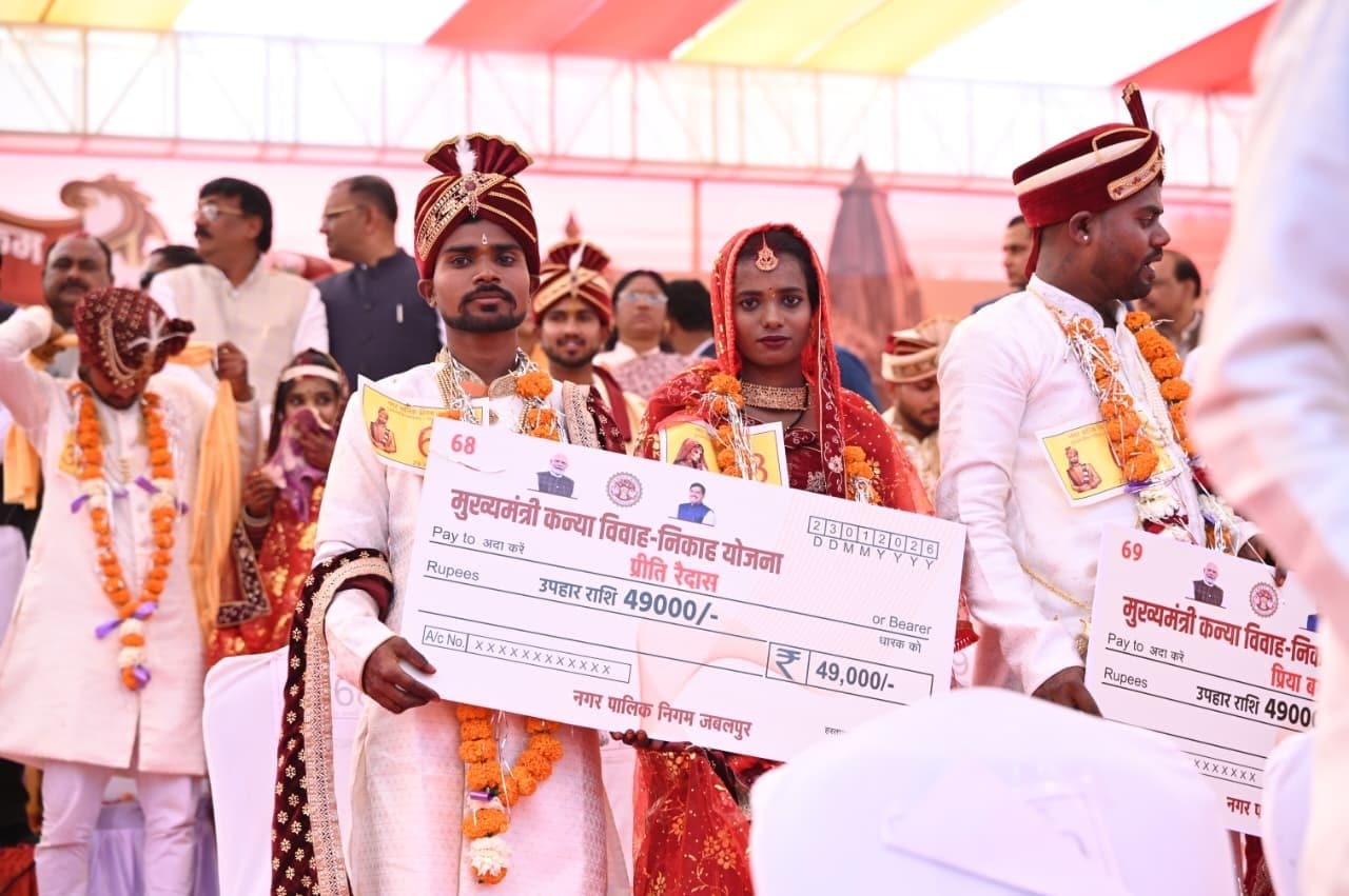 Mukhyamantri Kanya Vivah Nikah Yojana: बैंक चेक के साथ हितग्राही Mukhyamantri Kanya Vivah Nikah Yojana: बैंक चेक के साथ हितग्राही