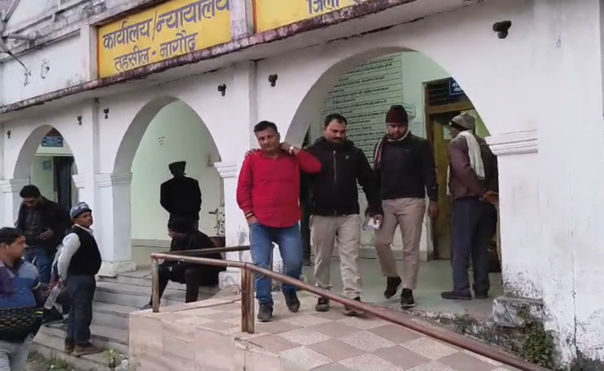 Tehsildar Viral Video: तहसीलदार पर अभद्र टिप्पणी; पुलिस ने खुद लिया संज्ञान, सहायक समिति प्रबंधक गिरफ्तार