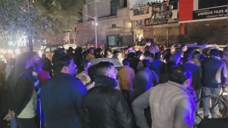 UP: कार में फंसने के बाद 12 किलोमीटर तक घसीटता रहा शव, खून से लाल हो गई सड़क