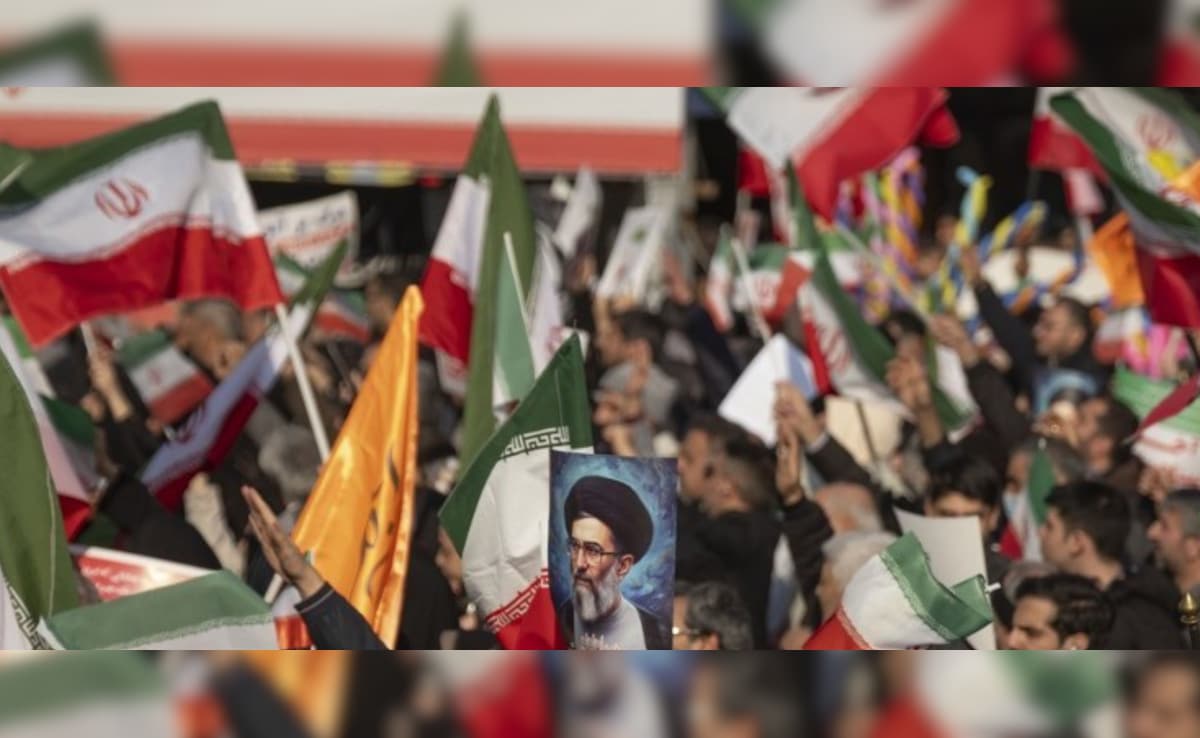 तेहरान में महिलाओं ने वर्तमान सत्ता के समर्थन में भी प्रदर्शन किया तेहरान में महिलाओं ने वर्तमान सत्ता के समर्थन में भी प्रदर्शन किया