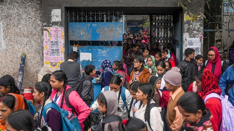 यूपी के इन जिलों में बढ़ाई गई स्कूलों की छुट्टियां, जानें किन राज्यों में खुल गए स्कूल