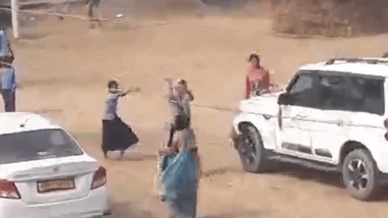 'जलेबी' को लेकर पंचायत भवन में मार-धाड़, लाठी-डंडे और ईंट-पत्थर लेकर टूट पड़े गांववाले, मुखिया जान बचाकर भागे