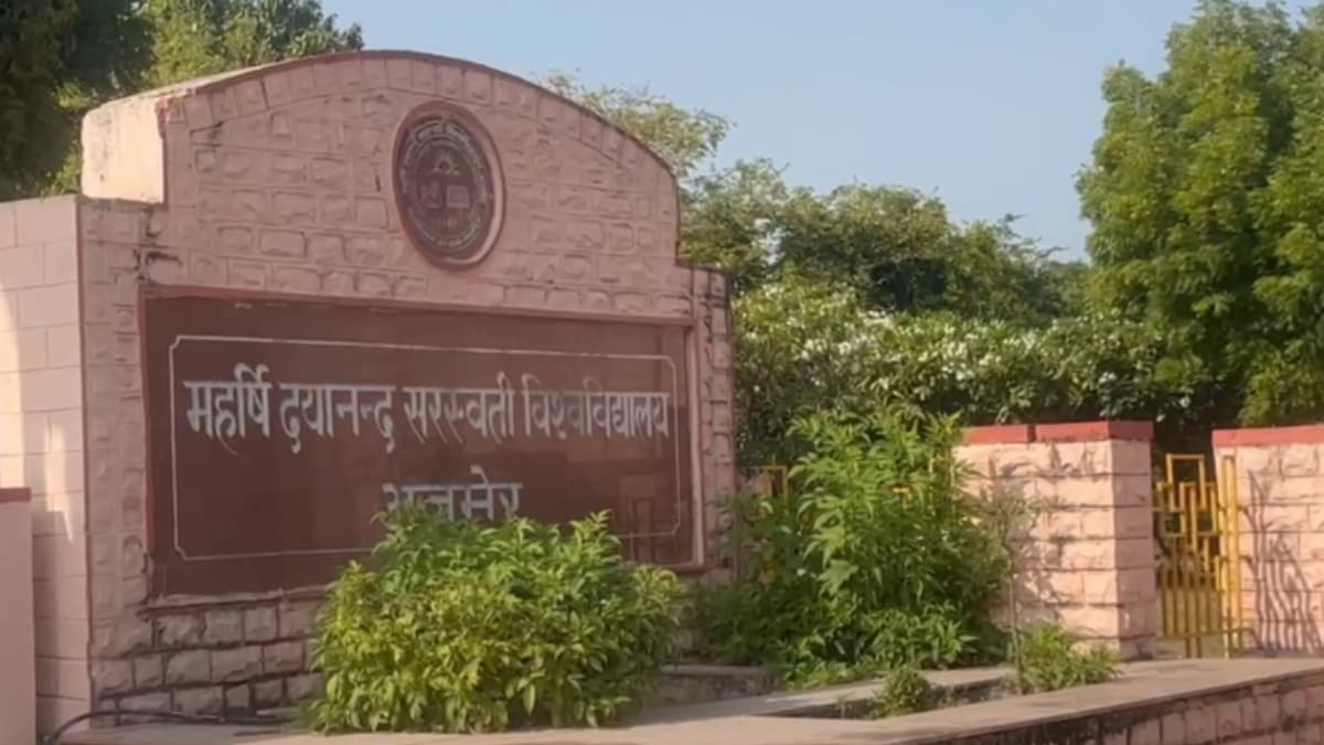 महर्षि दयानंद सरस्वती विश्वविद्यालय ने घटना पर चिंता जताई है