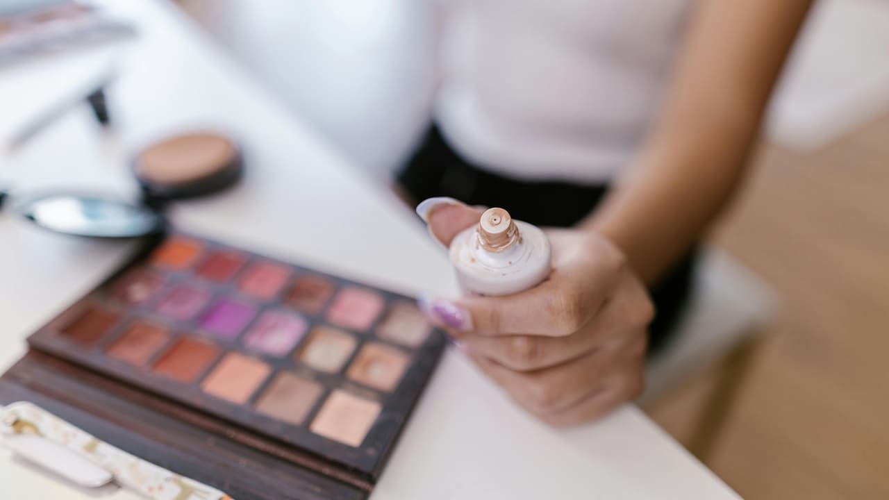 Common Primer Mistake That Causes Your Skin To Look Uneven By Evening Common Primer Mistake That Causes Your Skin To Look Uneven By Evening