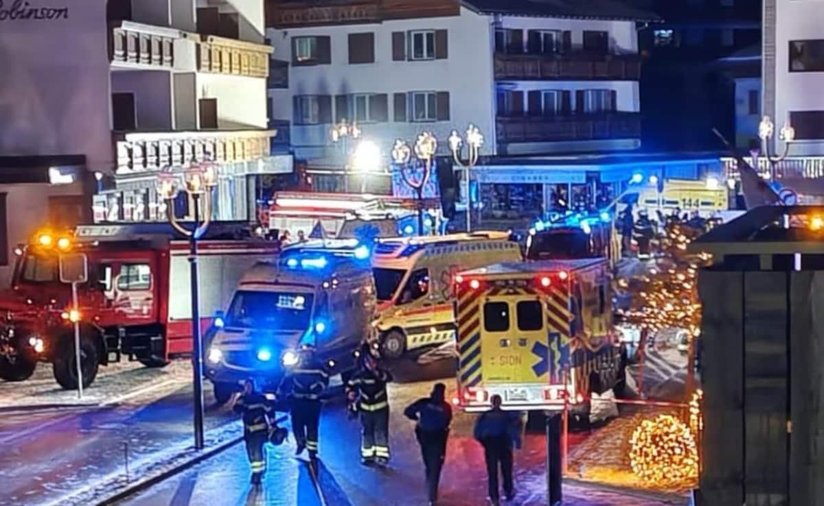 लग्जरी बार के बाहर सुरक्षाबल 