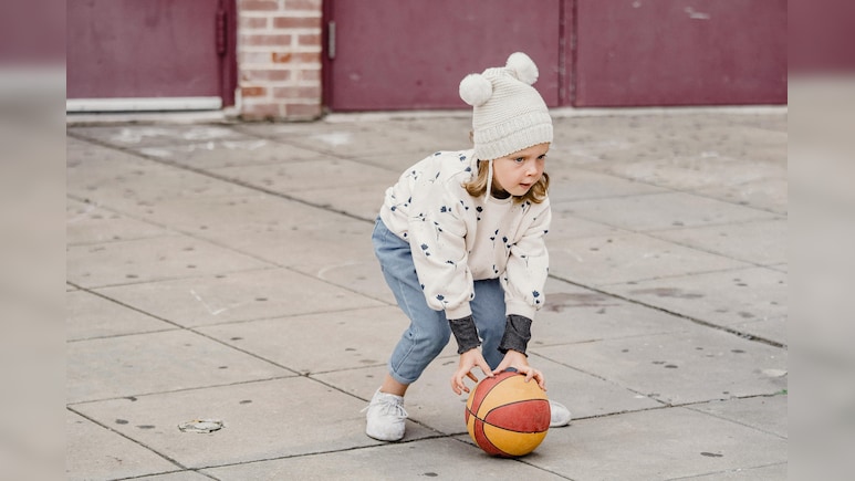 ठिठुरती ठंड में भी बच्चा रहेगा फिट और फुर्तीला, विंटर वेकेशन में मोबाइल की लत छुड़ाने के लिए आजमाएं ये 4 आसान टिप्स