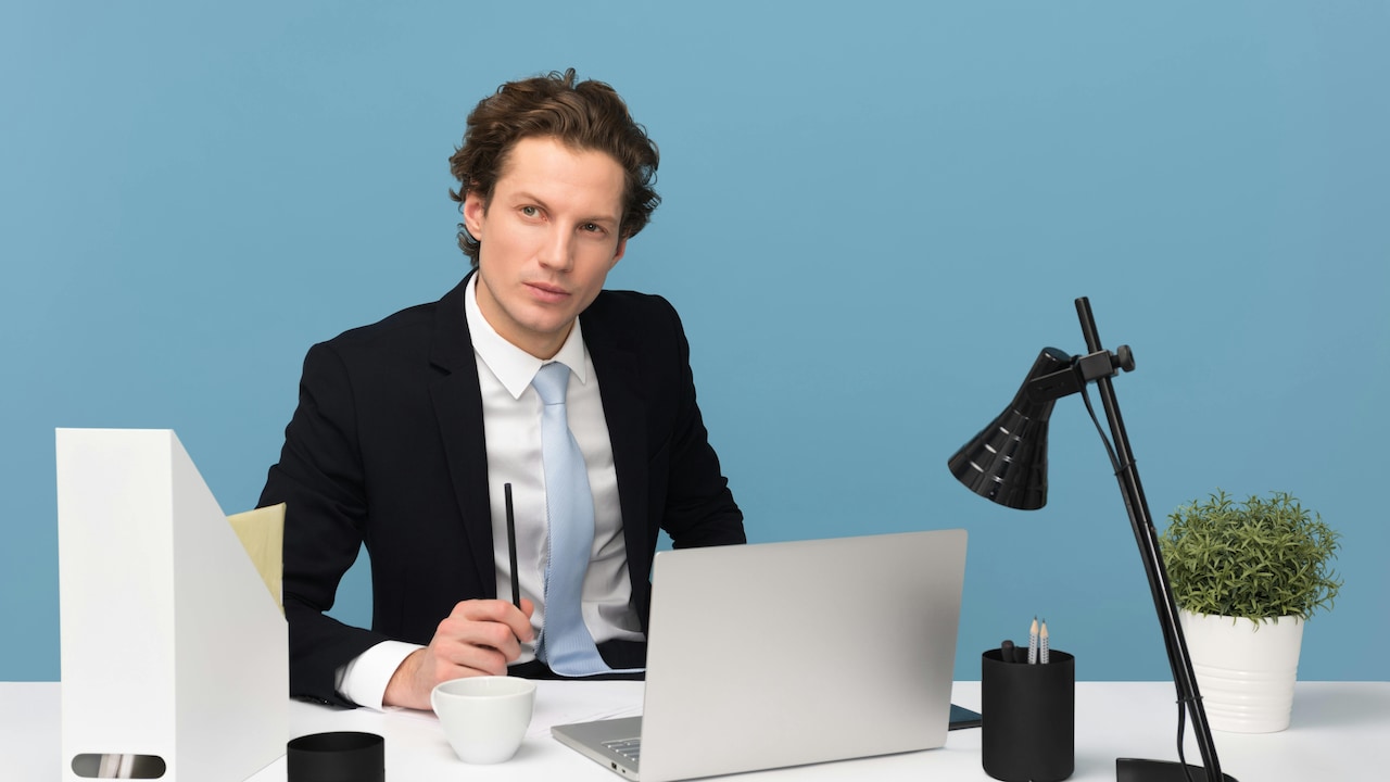 Explore expert tips to look fashionable in winter and still stay warm and cosy Explore expert tips to look fashionable in winter and still stay warm and cosy