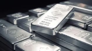 Silver Price Updates: चांदी गिर तो रही है...पर आगे खरीदें या चुपचाप बैठ जाएं, एक्सपर्ट क्या बोले?
