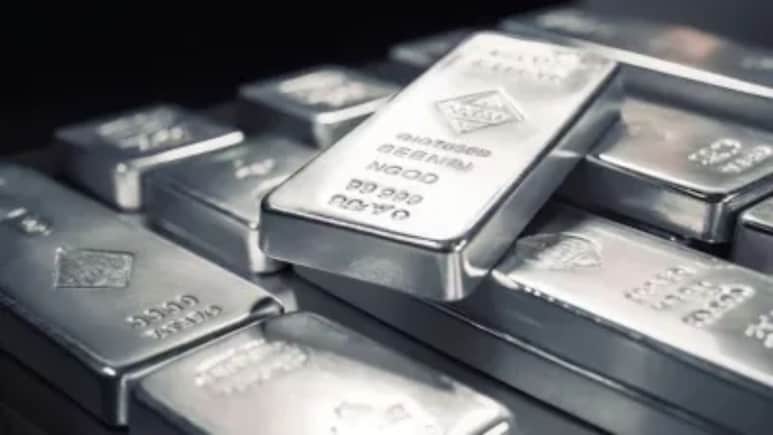 Silver Price Updates: चांदी गिर तो रही है...पर आगे खरीदें या चुपचाप बैठ जाएं, एक्सपर्ट क्या बोले?