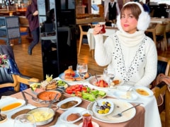 https://food.ndtv.com/news/hina-khan-feasts-on-a-lavish-and-unforgettable-turkish-breakfast-spread-in-istanbul-10877236