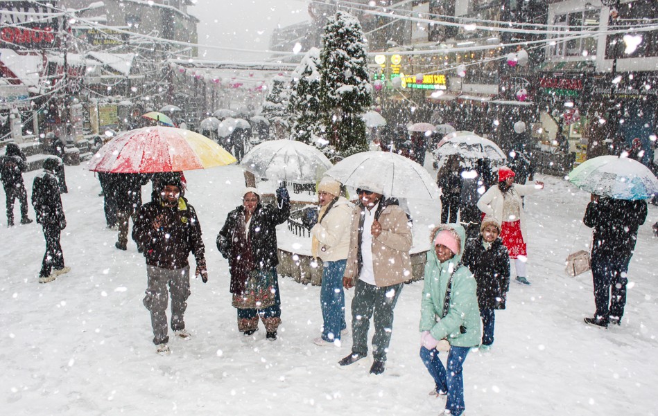 बर्फ की सफेद चादर ने बनाया 'वंडरलैंड', पहाड़ी इलाकों की ओर उमड़ने लगे पर्यटक, कई सड़कों पर लंबा जाम
