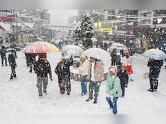 बर्फ की सफेद चादर ने बनाया 'वंडरलैंड', पहाड़ी इलाकों की ओर उमड़ने लगे पर्यटक, कई सड़कों पर लंबा जाम