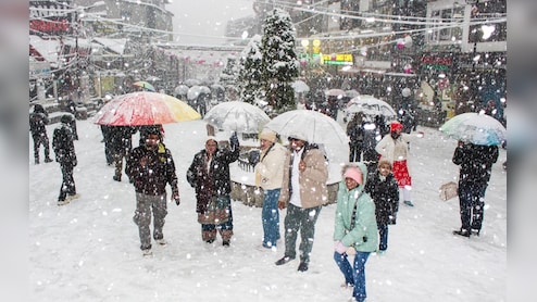 बर्फ की सफेद चादर ने बनाया 'वंडरलैंड', पहाड़ी इलाकों की ओर उमड़ने लगे पर्यटक, कई सड़कों पर लंबा जाम