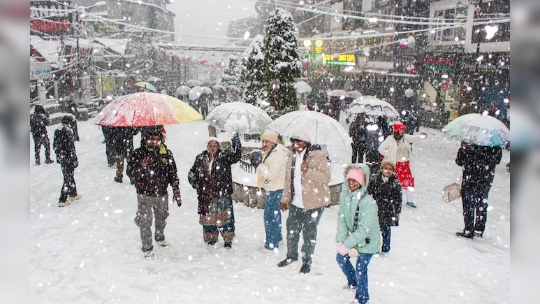 बर्फ की सफेद चादर ने बनाया 'वंडरलैंड', पहाड़ी इलाकों की ओर उमड़ने लगे पर्यटक, कई सड़कों पर लंबा जाम