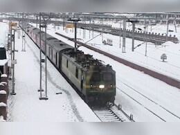 जम्मू कश्मीर: भारी बर्फबारी में फंसे टूरिस्टों के लिए चली स्पेशल ट्रेन, डोडा से 40 जवानों सहित 60 लोग निकाले गए