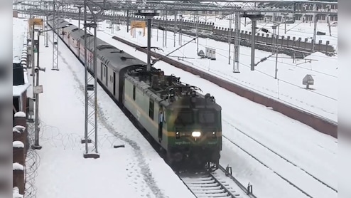 जम्मू कश्मीर: भारी बर्फबारी में फंसे टूरिस्टों के लिए चली स्पेशल ट्रेन, डोडा से 40 जवानों सहित 60 लोग निकाले गए