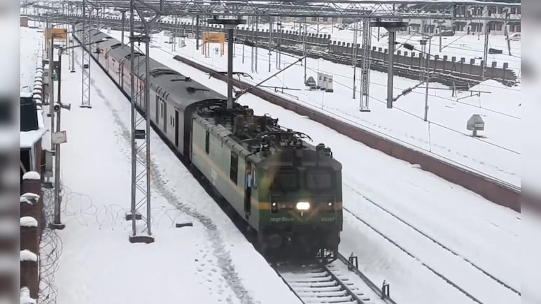 जम्मू कश्मीर: भारी बर्फबारी में फंसे टूरिस्टों के लिए चली स्पेशल ट्रेन, डोडा से 40 जवानों सहित 60 लोग निकाले गए
