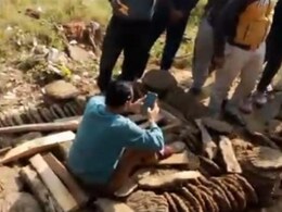 भरतपुर के श्मशान में हाई-वोल्टेज ड्रामा, महिला की सजी चिता पर मोबाइल लेकर बैठ गया शख्स, वीडियो हुआ वायरल