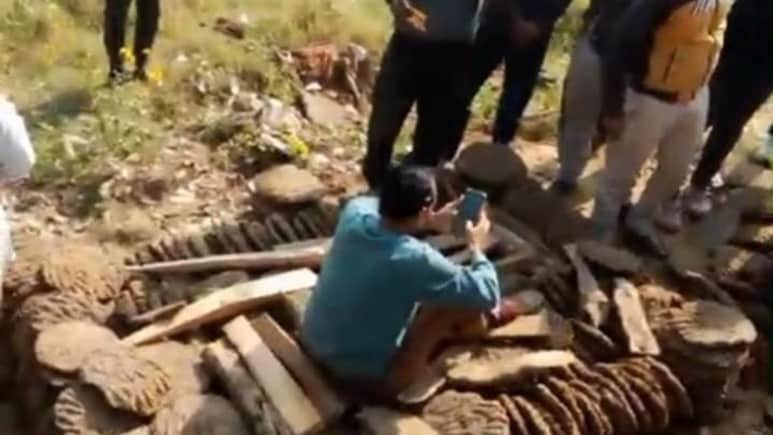 भरतपुर के श्मशान में हाई-वोल्टेज ड्रामा, महिला की सजी चिता पर मोबाइल लेकर बैठ गया शख्स, वीडियो हुआ वायरल