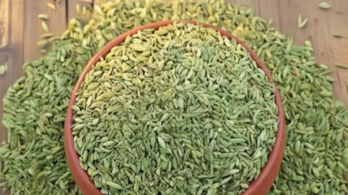 स्कूल कॉलेज के युवाओं में क्यों बढ़ रहे हैं सफेद बाल? जानिए सौंफ से जुड़ा देसी उपाय