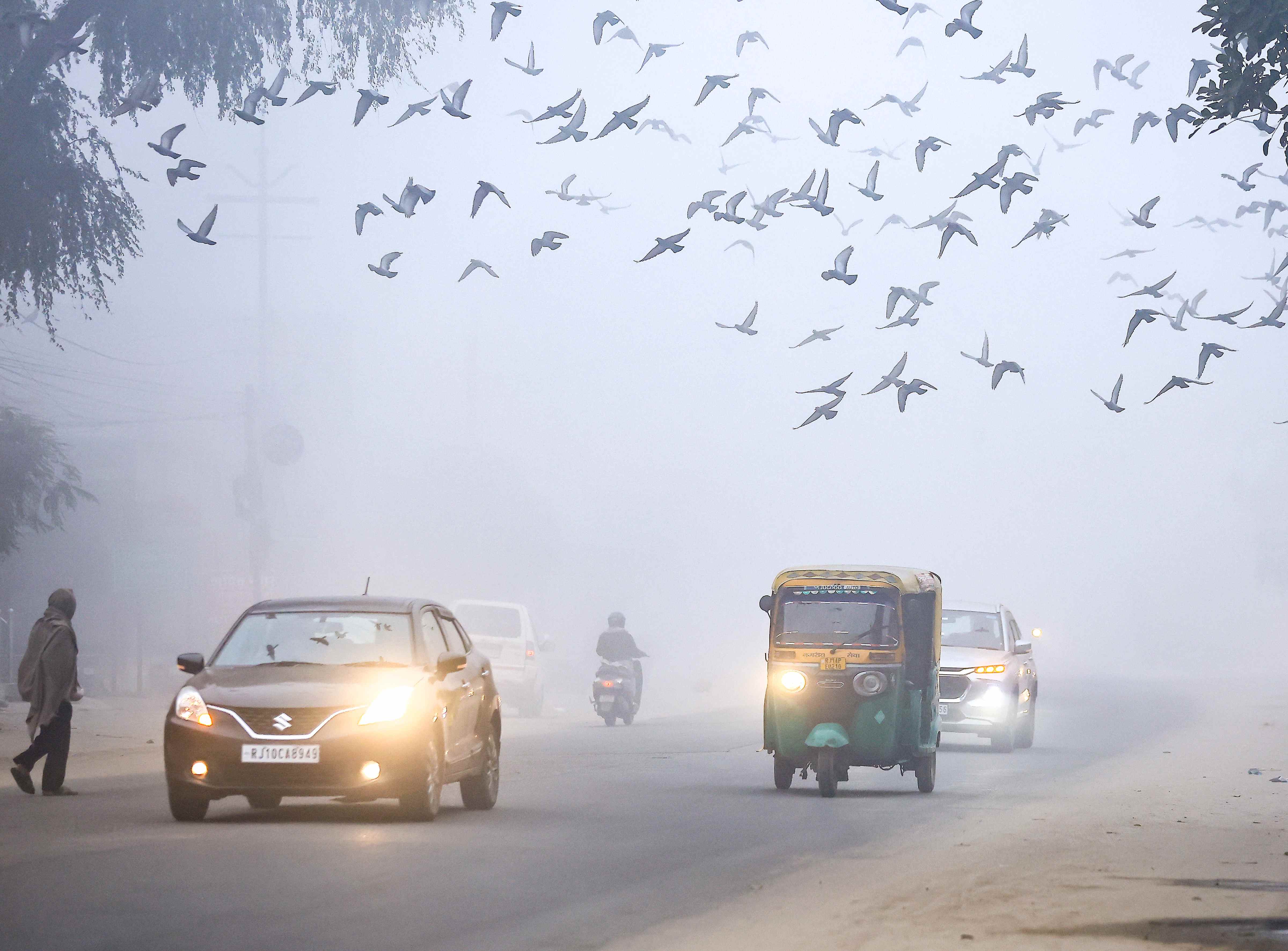 दिल्ली में सांसों पर हमला, AQI 300 पार, ठंड की सिहरन में जहरीली हवा में घुट रहा दम