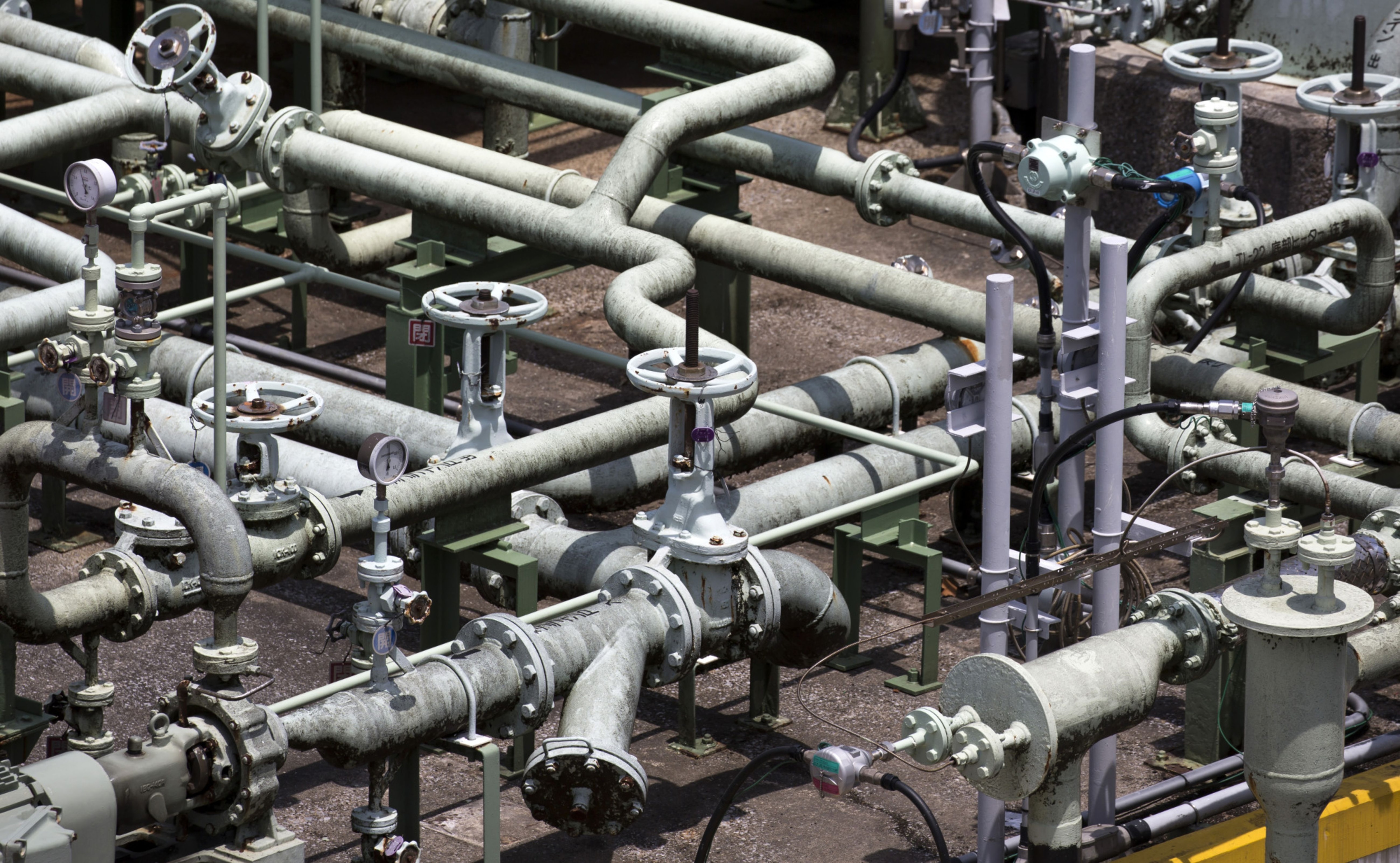 Gujarat Gas Shares Decline As Analysts Flag LNG Price Risk After Q3 Miss