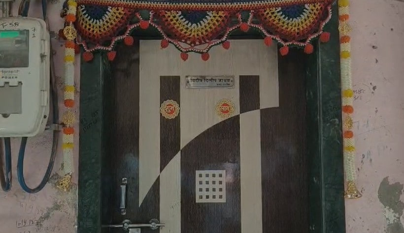 अजित पवार के बॉडीगार्ड विदिप जाधव के घर पर लटका ताला.