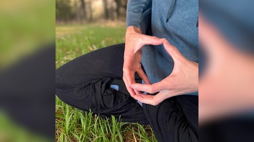 स्ट्रेस रहेगा दूर दिमाग होगा तेज, अगर एक बार रूटीन में शामिल कर ली ये योग मुद्रा