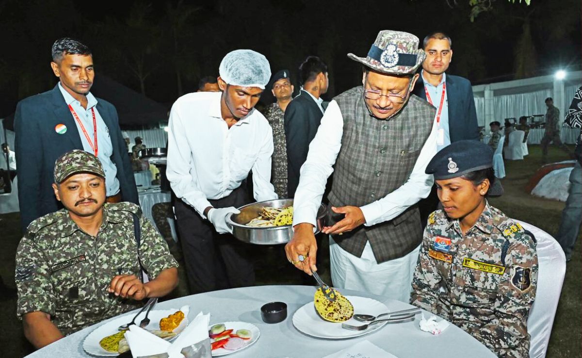 Dinner With Soldiers: सुरक्षा बलों के साथ सीएम साय ने किया डिनर, जवानों को अपने हाथों से परोसा भोजन