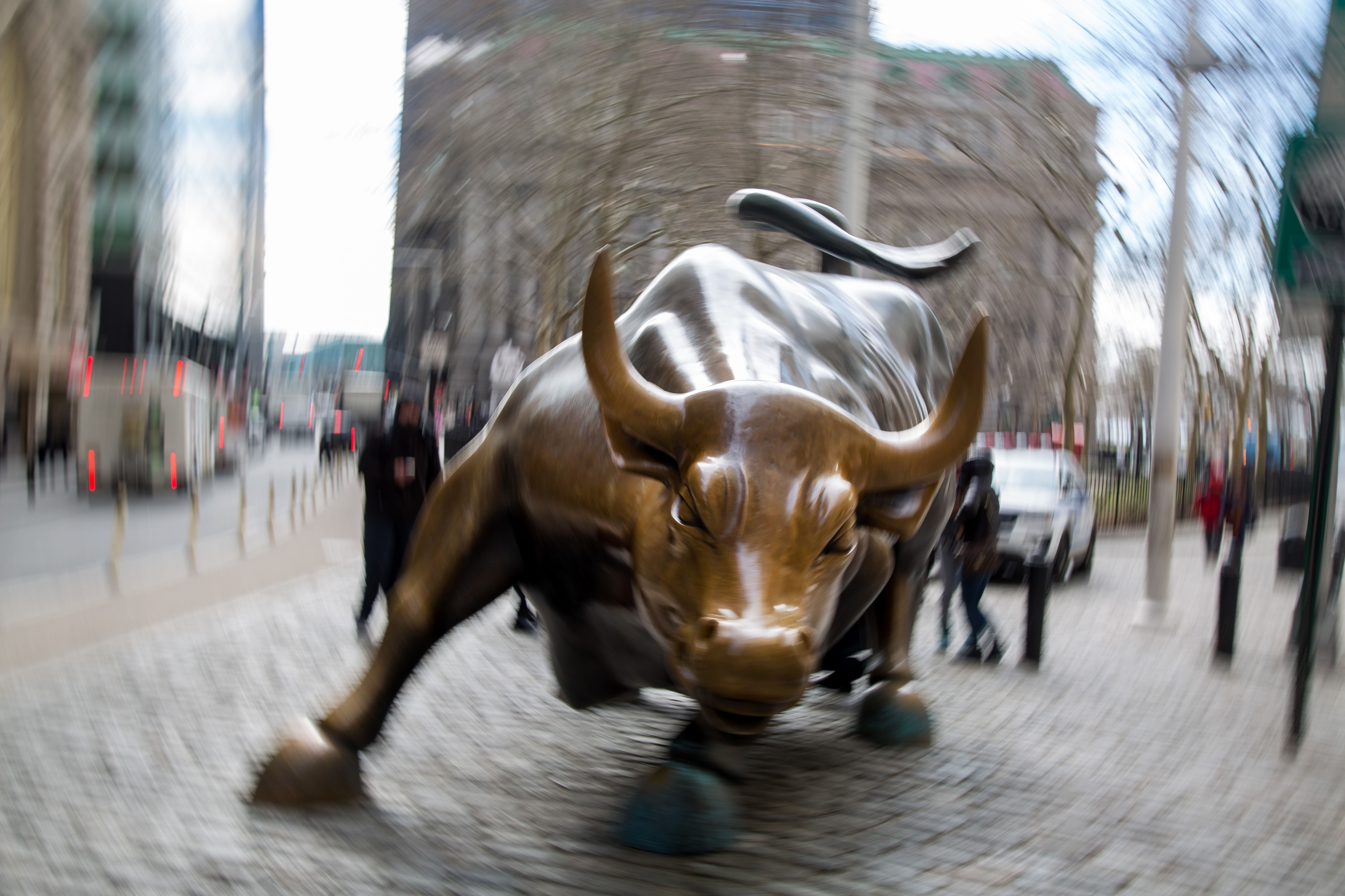 S&P 500 Tops 4,700 As Dovish Fed Signs Sink Yields