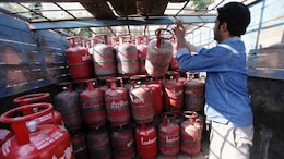 Price Hike : वर्षाच्या पहिल्याच दिवशी महागाईचा झटका; गॅस सिलिंडर 111 रुपयांनी महागला, जाणून घ्या नवी किंमत