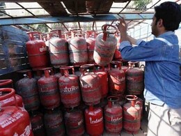 Price Hike : वर्षाच्या पहिल्याच दिवशी महागाईचा झटका; गॅस सिलिंडर 111 रुपयांनी महागला, जाणून घ्या नवी किंमत