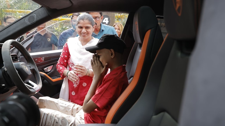 'मैं लैम्बॉर्गिनी में बैठना चाहता हूं', जब 11 साल के कैंसर मरीज की ख्वाहिश पूरी हुई तो, उसकी मुस्कान भरी फोटो ने हर क&zwj;िसी का द&zwj;िल छू ल&zwj;िया