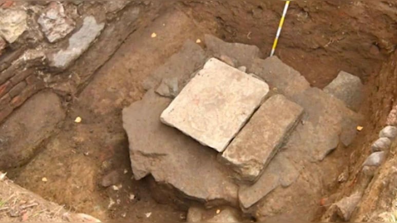 नाली के नीचे दफन था पुराना राज, सीवर की सफाई में मिला 500 साल पुराना इतिहास